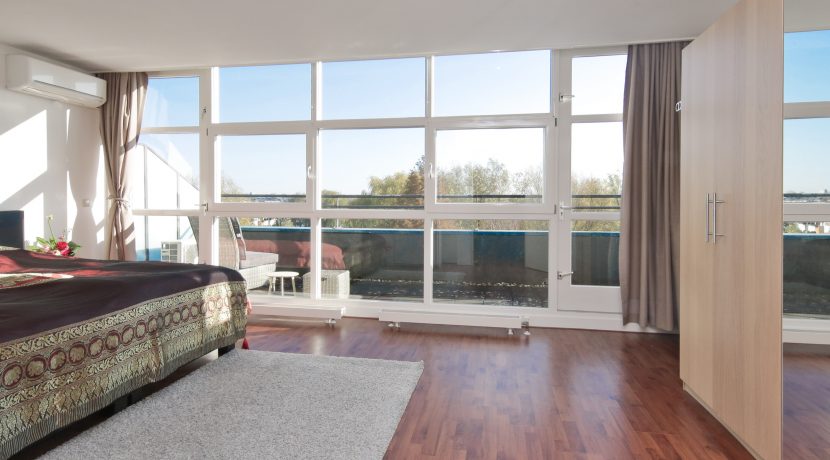 Herenhuis met 5 slaapkamers, een praktijkruimte, een living van 57 m² en vrij en groen uitzicht @Amsterdam-West Balatonmeerlaan 37 Foto 30 Slaapkamer 04a