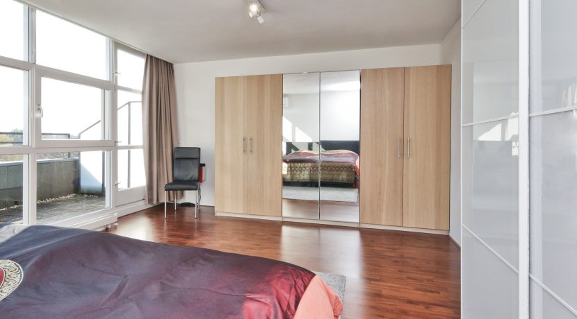 Herenhuis met 5 slaapkamers, een praktijkruimte, een living van 57 m² en vrij en groen uitzicht @Amsterdam-West Balatonmeerlaan 37 Foto 32 Slaapkamer 04c