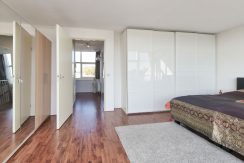 Herenhuis met 5 slaapkamers, een praktijkruimte, een living van 57 m² en vrij en groen uitzicht @Amsterdam-West Balatonmeerlaan 37 Foto 33 Slaapkamer 04d