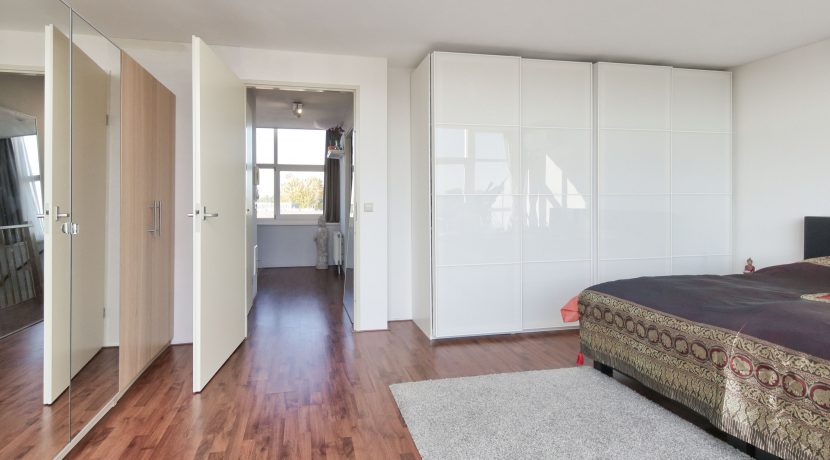 Herenhuis met 5 slaapkamers, een praktijkruimte, een living van 57 m² en vrij en groen uitzicht @Amsterdam-West Balatonmeerlaan 37 Foto 33 Slaapkamer 04d