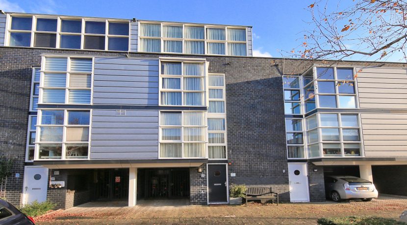 Herenhuis met 5 slaapkamers, een praktijkruimte, een living van 57 m² en vrij en groen uitzicht @Amsterdam-West Balatonmeerlaan 37 Foto 38 Gevel 01c