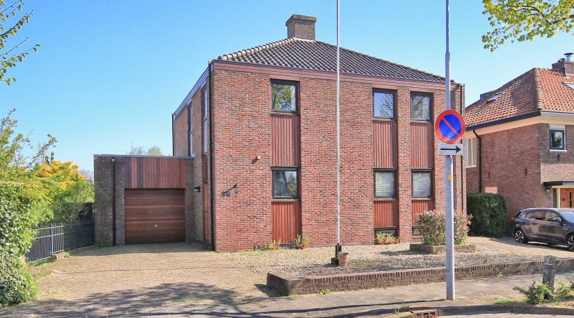 Vrijstaande karakteristieke jaren 70 villa aan de Iepenlaan 14 @Zwanenburg met bijna 1000 m² grond, 60 meter tuin en 300 m² woonoppervlak Foto 01 gevel 01a