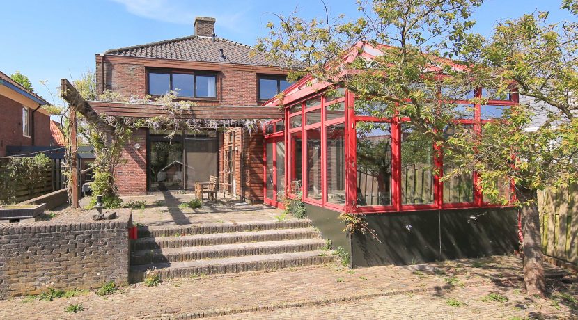 Vrijstaande karakteristieke jaren 70 villa aan de Iepenlaan 14 @Zwanenburg met bijna 1000 m² grond, 60 meter tuin en 300 m² woonoppervlak Foto 07 tuin 01c