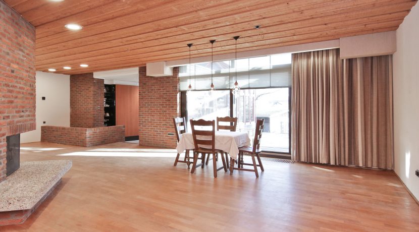 Vrijstaande karakteristieke jaren 70 villa aan de Iepenlaan 14 @Zwanenburg met bijna 1000 m² grond, 60 meter tuin en 300 m² woonoppervlak Foto 12 woonkamer 01f