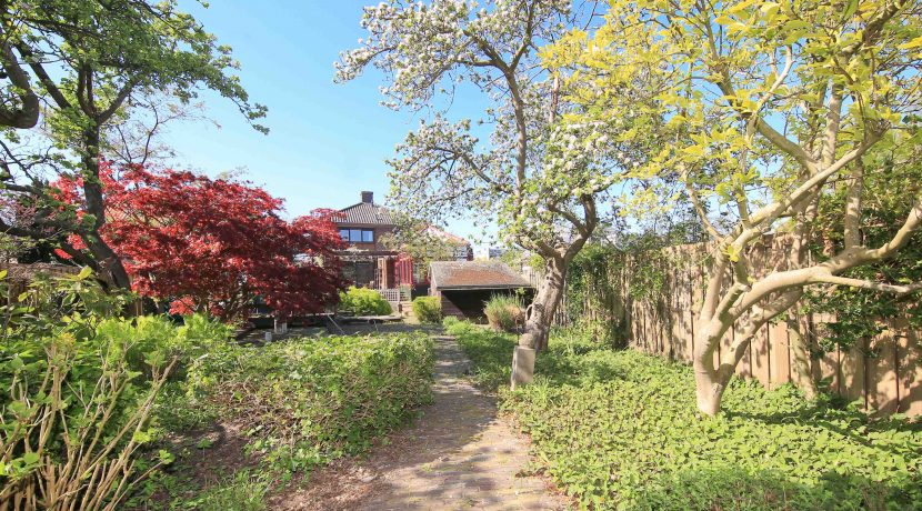 Vrijstaande karakteristieke jaren 70 villa aan de Iepenlaan 14 @Zwanenburg met bijna 1000 m² grond, 60 meter tuin en 300 m² woonoppervlak Foto 24 tuin 01i