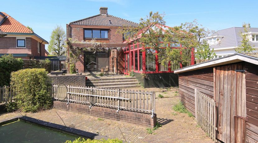 Vrijstaande karakteristieke jaren 70 villa aan de Iepenlaan 14 @Zwanenburg met bijna 1000 m² grond, 60 meter tuin en 300 m² woonoppervlak Foto 28 tuin 01m