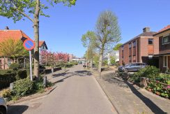 Vrijstaande karakteristieke jaren 70 villa aan de Iepenlaan 14 @Zwanenburg met bijna 1000 m² grond, 60 meter tuin en 300 m² woonoppervlak Foto 61 straatbeeld