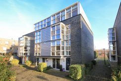 Hoekgelegen energievriendelijk herenhuis met 5 slaapkamers, een living van 52 m² en tuin met vrij, groen uitzicht @Amsterdam-West Balatonmeerlaan 5 Foto 01 Voorgevel 01a