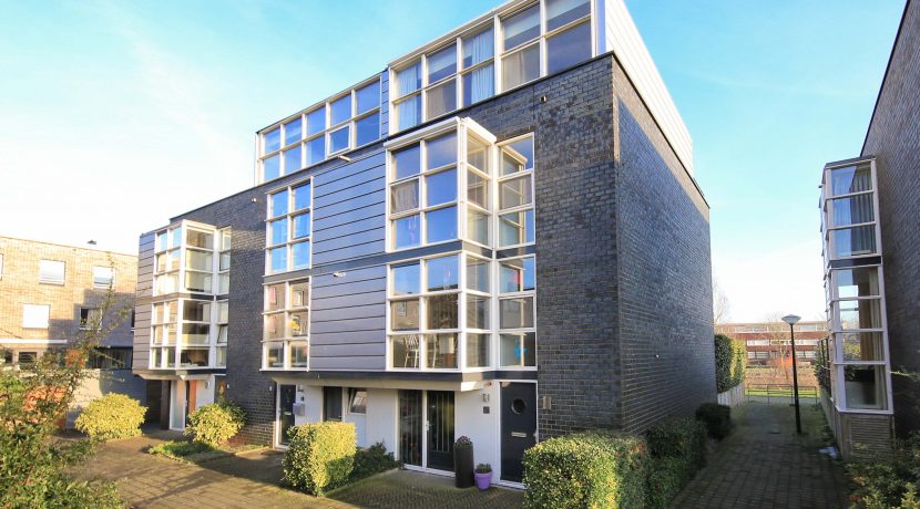 Hoekgelegen energievriendelijk herenhuis met 5 slaapkamers, een living van 52 m² en tuin met vrij, groen uitzicht @Amsterdam-West Balatonmeerlaan 5 Foto 01 Voorgevel 01a