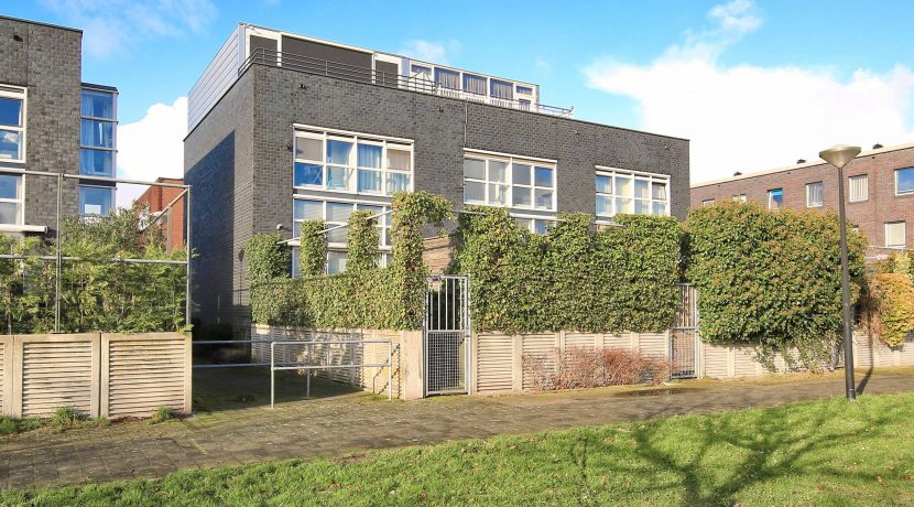 Hoekgelegen energievriendelijk herenhuis met 5 slaapkamers, een living van 52 m² en tuin met vrij, groen uitzicht @Amsterdam-West Balatonmeerlaan 5 Foto 03 Achtergevel 01a