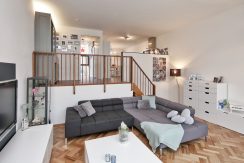 Hoekgelegen energievriendelijk herenhuis met 5 slaapkamers, een living van 52 m² en tuin met vrij, groen uitzicht @Amsterdam-West Balatonmeerlaan 5 Foto 05 woonkamer 01b