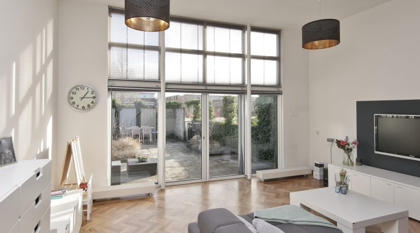Hoekgelegen energievriendelijk herenhuis met 5 slaapkamers, een living van 52 m² en tuin met vrij, groen uitzicht @Amsterdam-West Balatonmeerlaan 5 Foto 12 woonkamer 01c