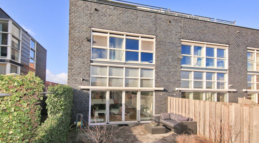 Hoekgelegen energievriendelijk herenhuis met 5 slaapkamers, een living van 52 m² en tuin met vrij, groen uitzicht @Amsterdam-West Balatonmeerlaan 5 Foto 17 tuin 01b