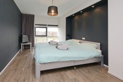 Hoekgelegen energievriendelijk herenhuis met 5 slaapkamers, een living van 52 m² en tuin met vrij, groen uitzicht @Amsterdam-West Balatonmeerlaan 5 Foto 27 Slaapkamer 01a
