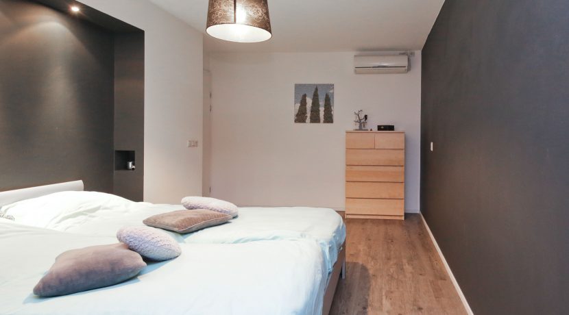 Hoekgelegen energievriendelijk herenhuis met 5 slaapkamers, een living van 52 m² en tuin met vrij, groen uitzicht @Amsterdam-West Balatonmeerlaan 5 Foto 28 Slaapkamer 01b