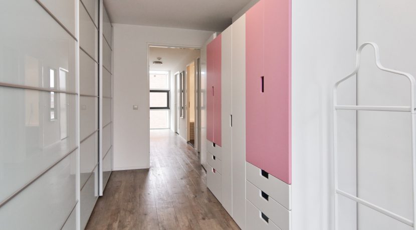 Hoekgelegen energievriendelijk herenhuis met 5 slaapkamers, een living van 52 m² en tuin met vrij, groen uitzicht @Amsterdam-West Balatonmeerlaan 5 Foto 34 Slaapkamer 03b