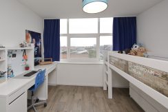 Hoekgelegen energievriendelijk herenhuis met 5 slaapkamers, een living van 52 m² en tuin met vrij, groen uitzicht @Amsterdam-West Balatonmeerlaan 5 Foto 36 Slaapkamer 04b