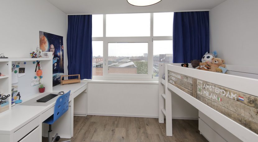 Hoekgelegen energievriendelijk herenhuis met 5 slaapkamers, een living van 52 m² en tuin met vrij, groen uitzicht @Amsterdam-West Balatonmeerlaan 5 Foto 36 Slaapkamer 04b