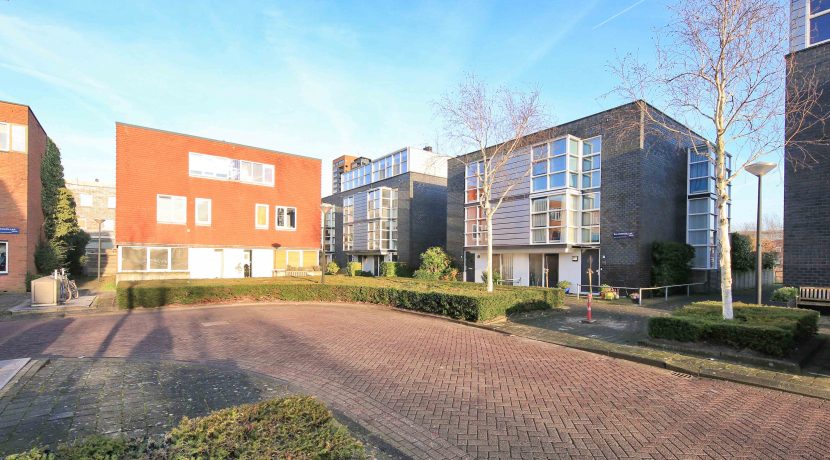 Hoekgelegen energievriendelijk herenhuis met 5 slaapkamers, een living van 52 m² en tuin met vrij, groen uitzicht @Amsterdam-West Balatonmeerlaan 5 Foto 41 Straatbeeld 01a