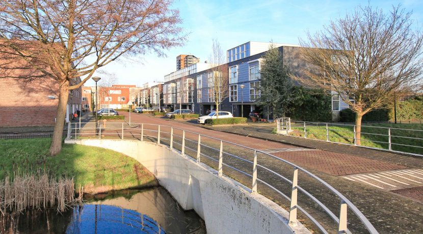 Hoekgelegen energievriendelijk herenhuis met 5 slaapkamers, een living van 52 m² en tuin met vrij, groen uitzicht @Amsterdam-West Balatonmeerlaan 5 Foto 42 Straatbeeld 01b