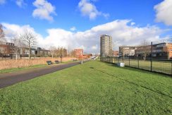 Hoekgelegen energievriendelijk herenhuis met 5 slaapkamers, een living van 52 m² en tuin met vrij, groen uitzicht @Amsterdam-West Balatonmeerlaan 5 Foto 45 omgeving 01c