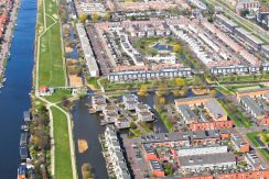 Hoekgelegen energievriendelijk herenhuis met 5 slaapkamers, een living van 52 m² en tuin met vrij, groen uitzicht @Amsterdam-West Balatonmeerlaan 5 Foto 52 luchtfoto 01a