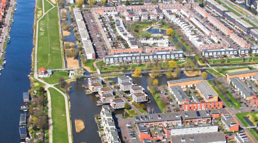 Hoekgelegen energievriendelijk herenhuis met 5 slaapkamers, een living van 52 m² en tuin met vrij, groen uitzicht @Amsterdam-West Balatonmeerlaan 5 Foto 52 luchtfoto 01a