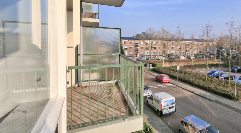Volledig gerenoveerd 3-kamerappartement met lift en vrij uitzicht @Badhoevedorp-Centrum Einsteinlaan 17 foto 12 Balkon 01b