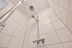 Volledig gerenoveerd 3-kamerappartement met lift en vrij uitzicht @Badhoevedorp-Centrum Einsteinlaan 17 foto 19 Douche 02c