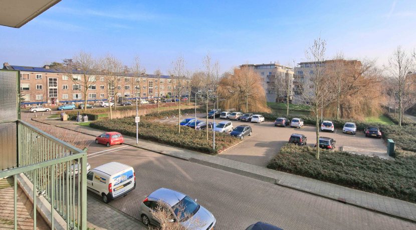 Volledig gerenoveerd 3-kamerappartement met lift en vrij uitzicht @Badhoevedorp-Centrum Einsteinlaan 17 foto 22 Uitzicht 01a