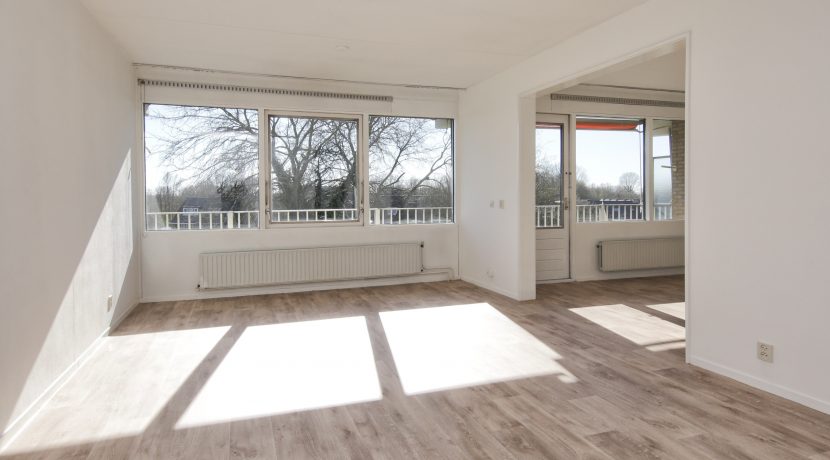 Licht en groot vierkamer appartement op de 3e etage met balkon op het zuidoosten en vrij uitzicht gelegen aan de rustige Meidoornweg 262 @Badhoevedorp foto 01 woonkamer 01a