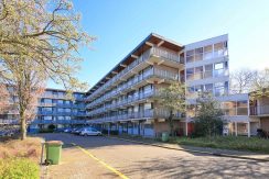 Licht en groot vierkamer appartement op de 3e etage met balkon op het zuidoosten en vrij uitzicht gelegen aan de rustige Meidoornweg 262 @Badhoevedorp foto 02 gevel 01a