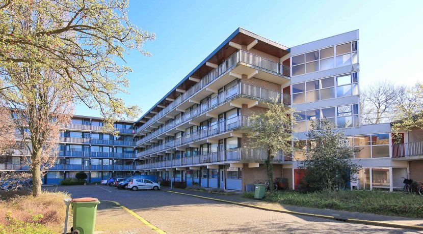 Licht en groot vierkamer appartement op de 3e etage met balkon op het zuidoosten en vrij uitzicht gelegen aan de rustige Meidoornweg 262 @Badhoevedorp foto 02 gevel 01a