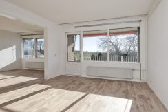 Licht en groot vierkamer appartement op de 3e etage met balkon op het zuidoosten en vrij uitzicht gelegen aan de rustige Meidoornweg 262 @Badhoevedorp foto 03 woonkamer 01b