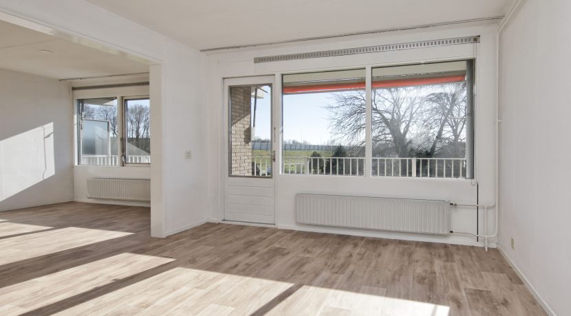 Licht en groot vierkamer appartement op de 3e etage met balkon op het zuidoosten en vrij uitzicht gelegen aan de rustige Meidoornweg 262 @Badhoevedorp foto 03 woonkamer 01b