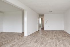 Licht en groot vierkamer appartement op de 3e etage met balkon op het zuidoosten en vrij uitzicht gelegen aan de rustige Meidoornweg 262 @Badhoevedorp foto 09 woonkamer 01c