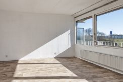 Licht en groot vierkamer appartement op de 3e etage met balkon op het zuidoosten en vrij uitzicht gelegen aan de rustige Meidoornweg 262 @Badhoevedorp foto 11 woonkamer 01e