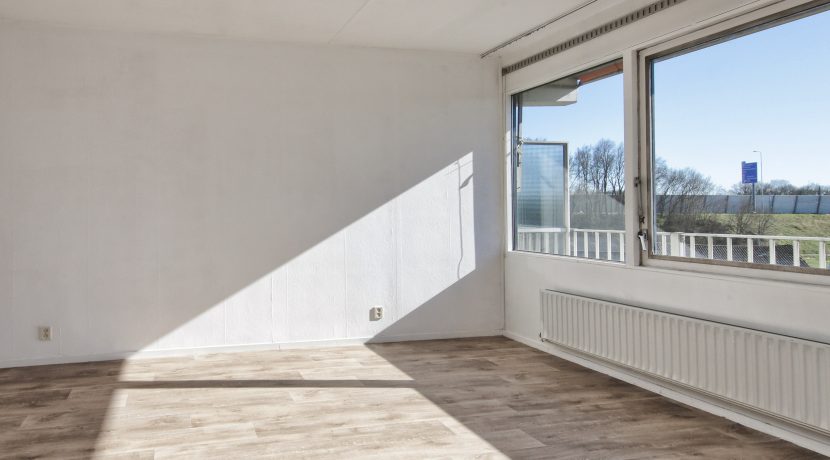 Licht en groot vierkamer appartement op de 3e etage met balkon op het zuidoosten en vrij uitzicht gelegen aan de rustige Meidoornweg 262 @Badhoevedorp foto 11 woonkamer 01e