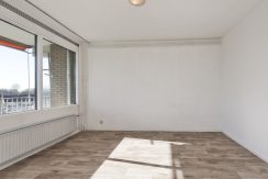 Licht en groot vierkamer appartement op de 3e etage met balkon op het zuidoosten en vrij uitzicht gelegen aan de rustige Meidoornweg 262 @Badhoevedorp foto 12 woonkamer 01f