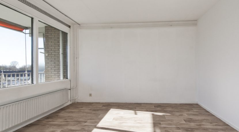 Licht en groot vierkamer appartement op de 3e etage met balkon op het zuidoosten en vrij uitzicht gelegen aan de rustige Meidoornweg 262 @Badhoevedorp foto 12 woonkamer 01f