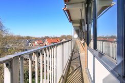 Licht en groot vierkamer appartement op de 3e etage met balkon op het zuidoosten en vrij uitzicht gelegen aan de rustige Meidoornweg 262 @Badhoevedorp foto 14 balkon 01b