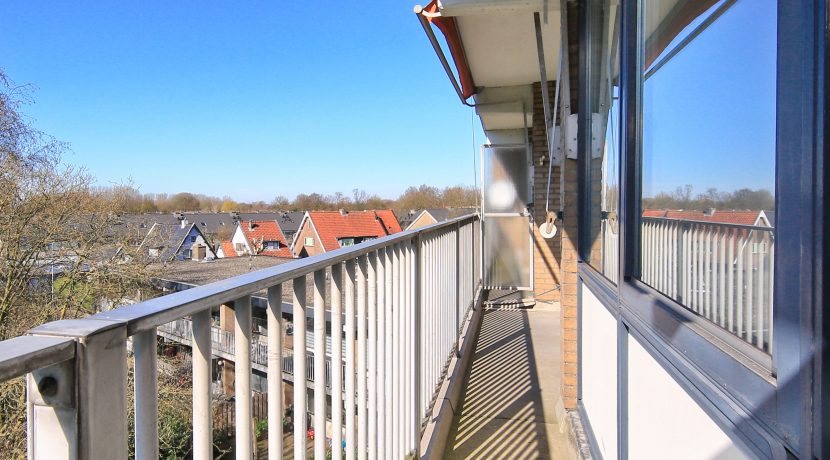 Licht en groot vierkamer appartement op de 3e etage met balkon op het zuidoosten en vrij uitzicht gelegen aan de rustige Meidoornweg 262 @Badhoevedorp foto 14 balkon 01b