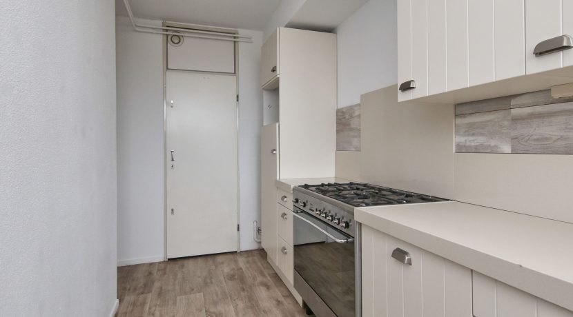 Licht en groot vierkamer appartement op de 3e etage met balkon op het zuidoosten en vrij uitzicht gelegen aan de rustige Meidoornweg 262 @Badhoevedorp foto 16 keuken 01b