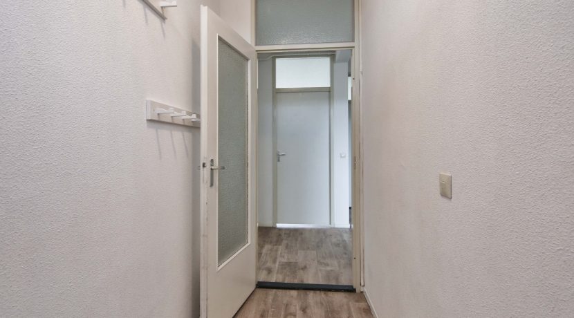 Licht en groot vierkamer appartement op de 3e etage met balkon op het zuidoosten en vrij uitzicht gelegen aan de rustige Meidoornweg 262 @Badhoevedorp foto 23 entree 01b