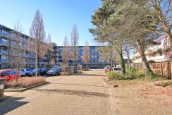 Licht en groot vierkamer appartement op de 3e etage met balkon op het zuidoosten en vrij uitzicht gelegen aan de rustige Meidoornweg 262 @Badhoevedorp foto 26 straatbeeld 01a