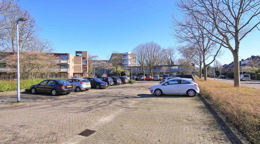 Licht en groot vierkamer appartement op de 3e etage met balkon op het zuidoosten en vrij uitzicht gelegen aan de rustige Meidoornweg 262 @Badhoevedorp foto 27 straatbeeld 01b