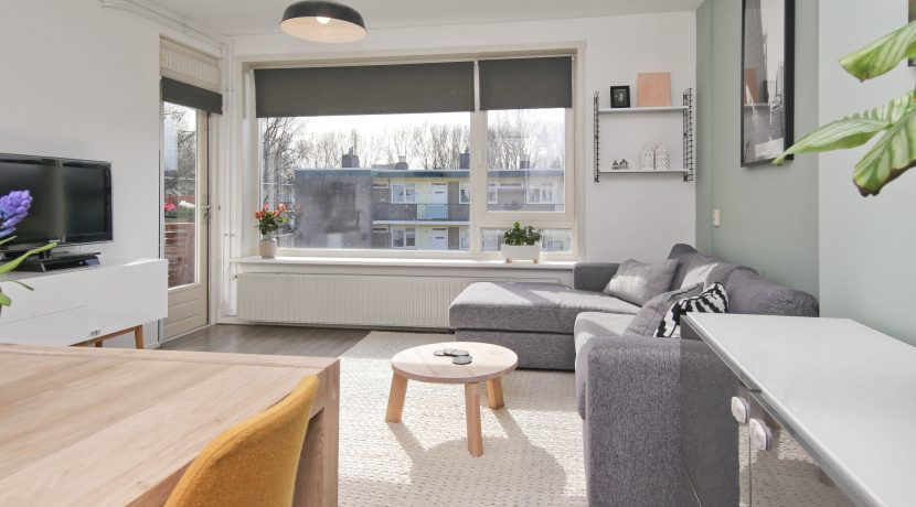 Licht en modern 4-kamerappartement met zuid balkon, nieuwe keuken en badkamer @Amsterdam-Buitenveldert Nedersticht 76 foto 02 woonkamer 01a