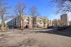 Licht en modern 4-kamerappartement met zuid balkon, nieuwe keuken en badkamer @Amsterdam-Buitenveldert Nedersticht 76 foto 27 gebouw 01a