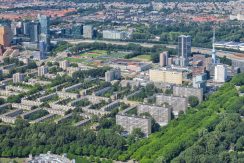 Licht en modern 4-kamerappartement met zuid balkon, nieuwe keuken en badkamer @Amsterdam-Buitenveldert Nedersticht 76 foto 33 luchtfoto