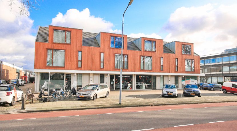 Recent gerealiseerd dubbel bovenhuis met 27 m² dakterras, 4 kamers en eigen parkeerplaats in centrum @Badhoevedorp aan de Sloterweg 20 Foto 29 Gevel 01b